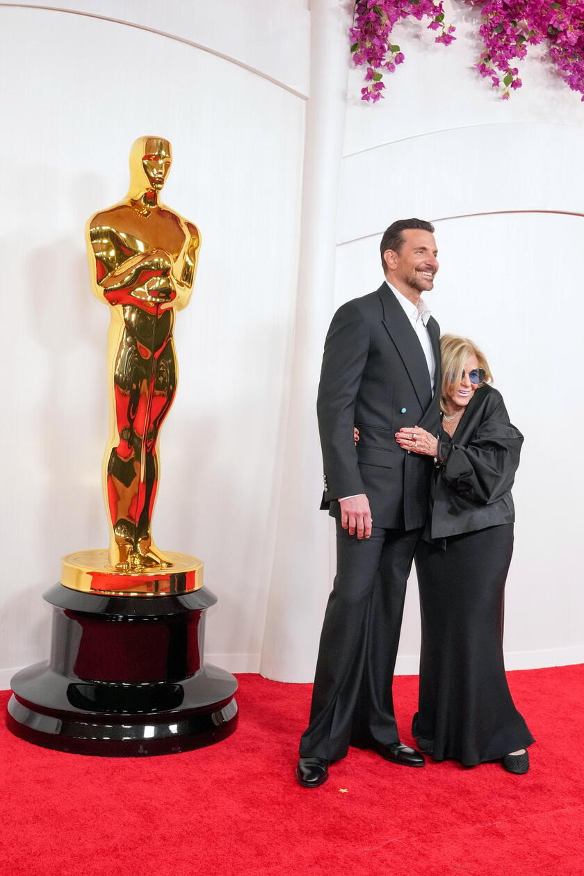 Arrivals - 96th Academy Awards - Bradley Cooper con la mamma Gloria Campano © ANSA/EPA